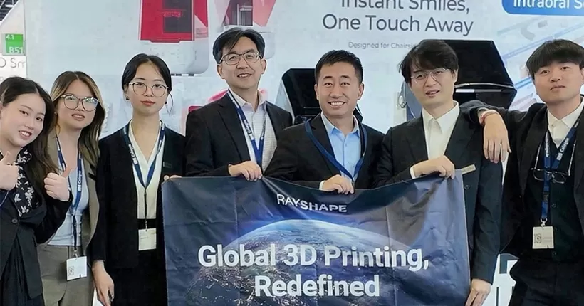 एज मिनी चैयरसाइड 3 डी प्रिंटर अपनी विदेशी शुरुआत करता है, जो कोलोन, जर्मनी में आईडी दंत प्रदर्शनी में एक सनसनी पैदा करता है!